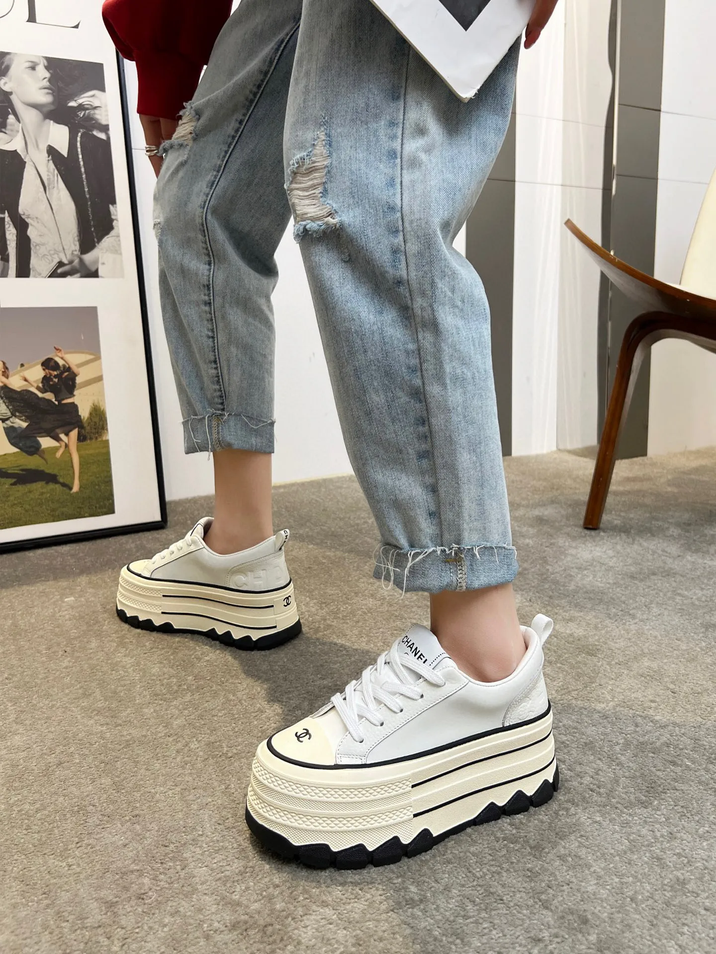 👟👟Ex-factory price 540👟👟 Chanel thick-soled biscuit shoes are a new retro series, showing a relaxed posture and lightness to start the summer journey. Continuing CHANEL's iconic deconstructed silhouette, the shoe body is presented with simple three-dimensional lines and double logos. The upper layer of cowhide material is injected with upper layer softness to enhance the foot feel. It adopts a thick rubber sole with geometric texture and rubber edging details. The leg heightening effect is comparable to that of leg plastic surgery. It makes your legs look bigger, slimmer and longer. It can be easily held in various styles. You can wear it with you! Upper material: cowhide Inner material: sheepskin lining Size: 35-40